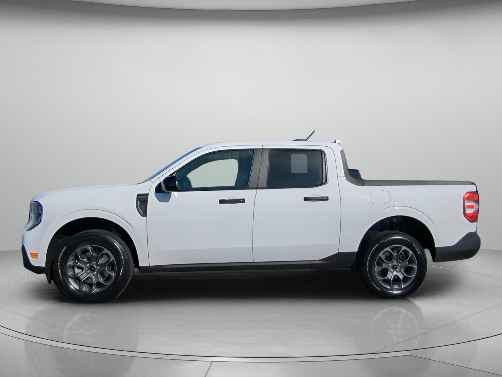 New 2026 Oxford White Ford XLT image 9