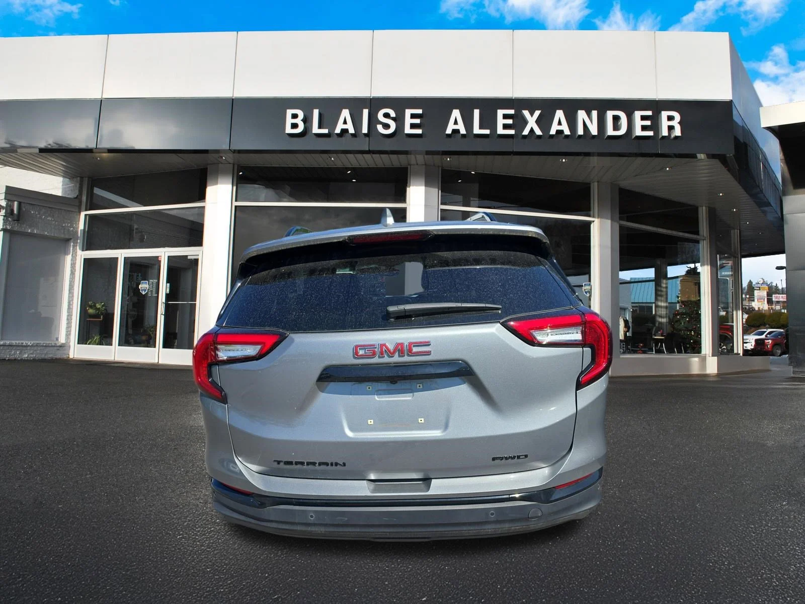 Used 2023 Sterling Metallic GMC SLE image 4