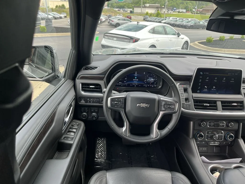Used 2023 Gray Chevrolet Z71 image 20
