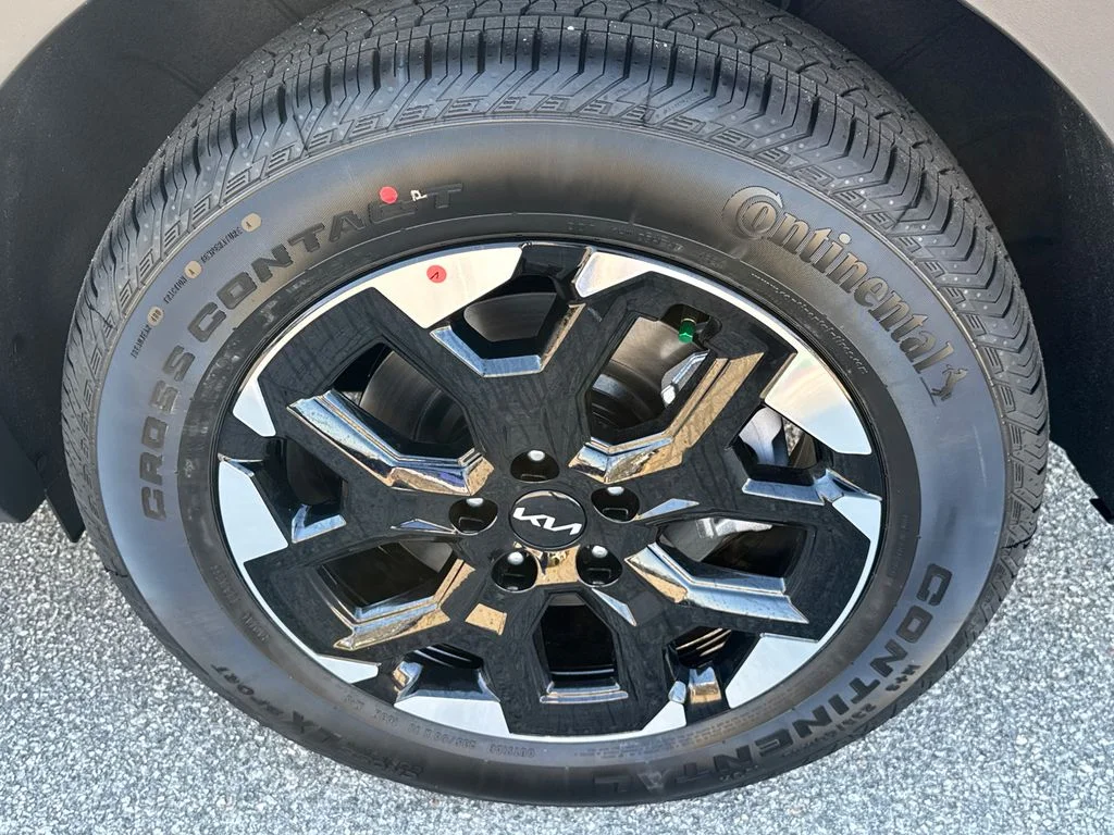 New 2026 Ivory Silver Kia S image 19