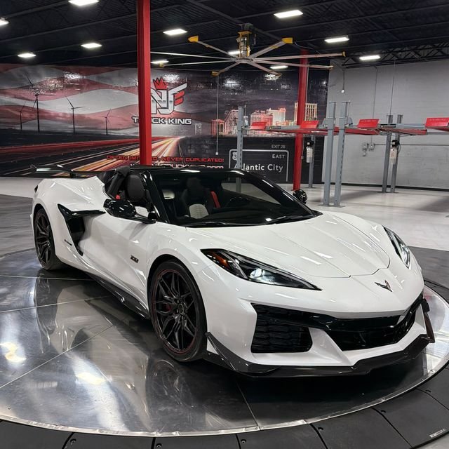 Used 2023 White Chevrolet Z06 image 24