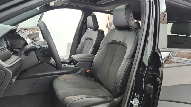 New 2026 Diamond Black Crystal Pearl-Coat Exterior Paint Jeep Laredo Altitude image 10