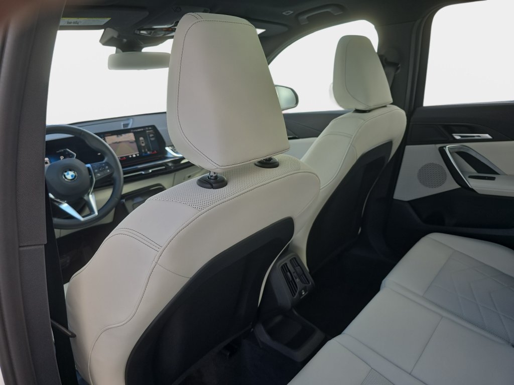 Used 2026 Mineral White Metallic BMW xDrive28i image 9