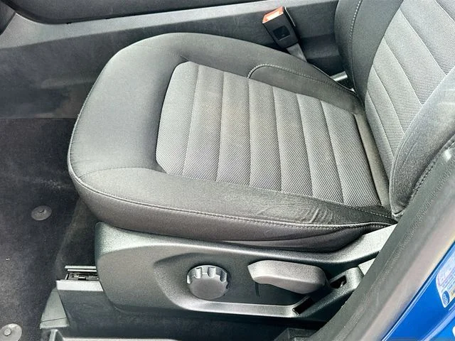 Used 2022 Blue Ford SE image 18