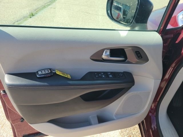Used 2023 Velvet Chrysler Touring L image 15