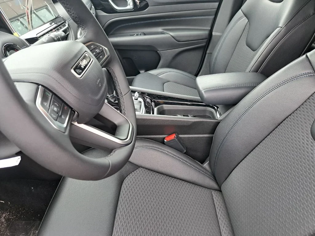 New 2026 Silver Jeep Latitude image 19