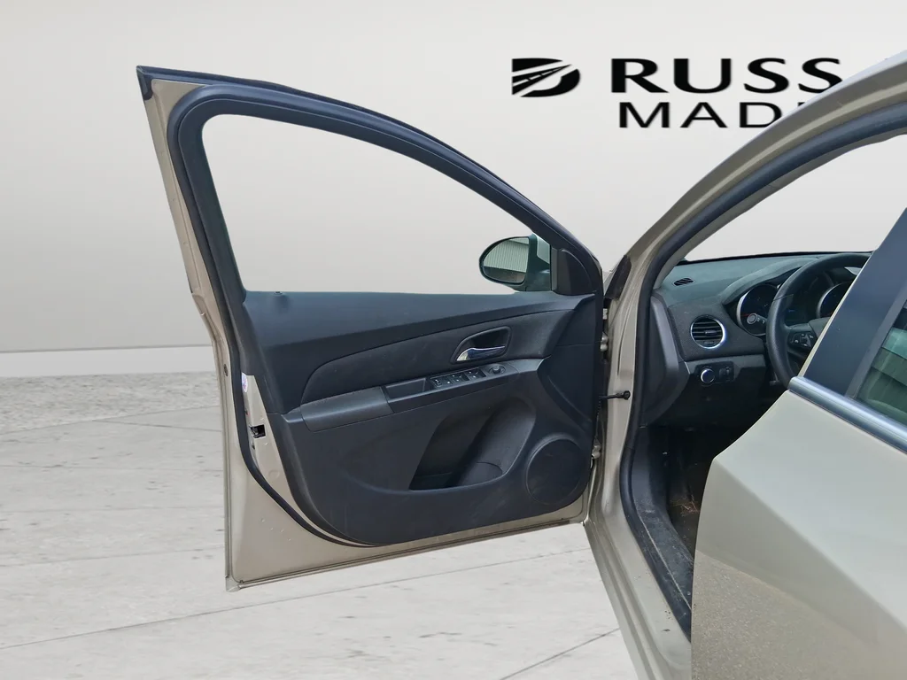 Used 2015 Gold Chevrolet 1LT image 9
