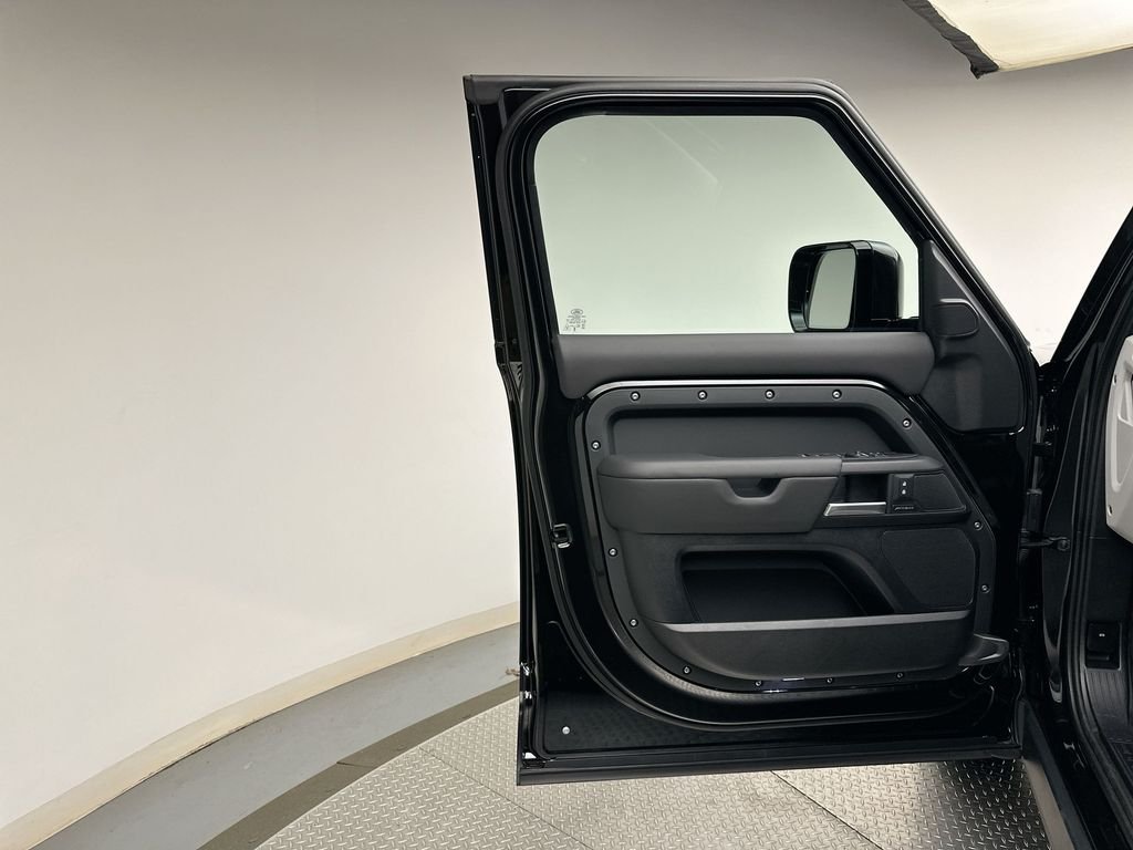 New 2026 Santorini Black Metallic Land Rover S image 9
