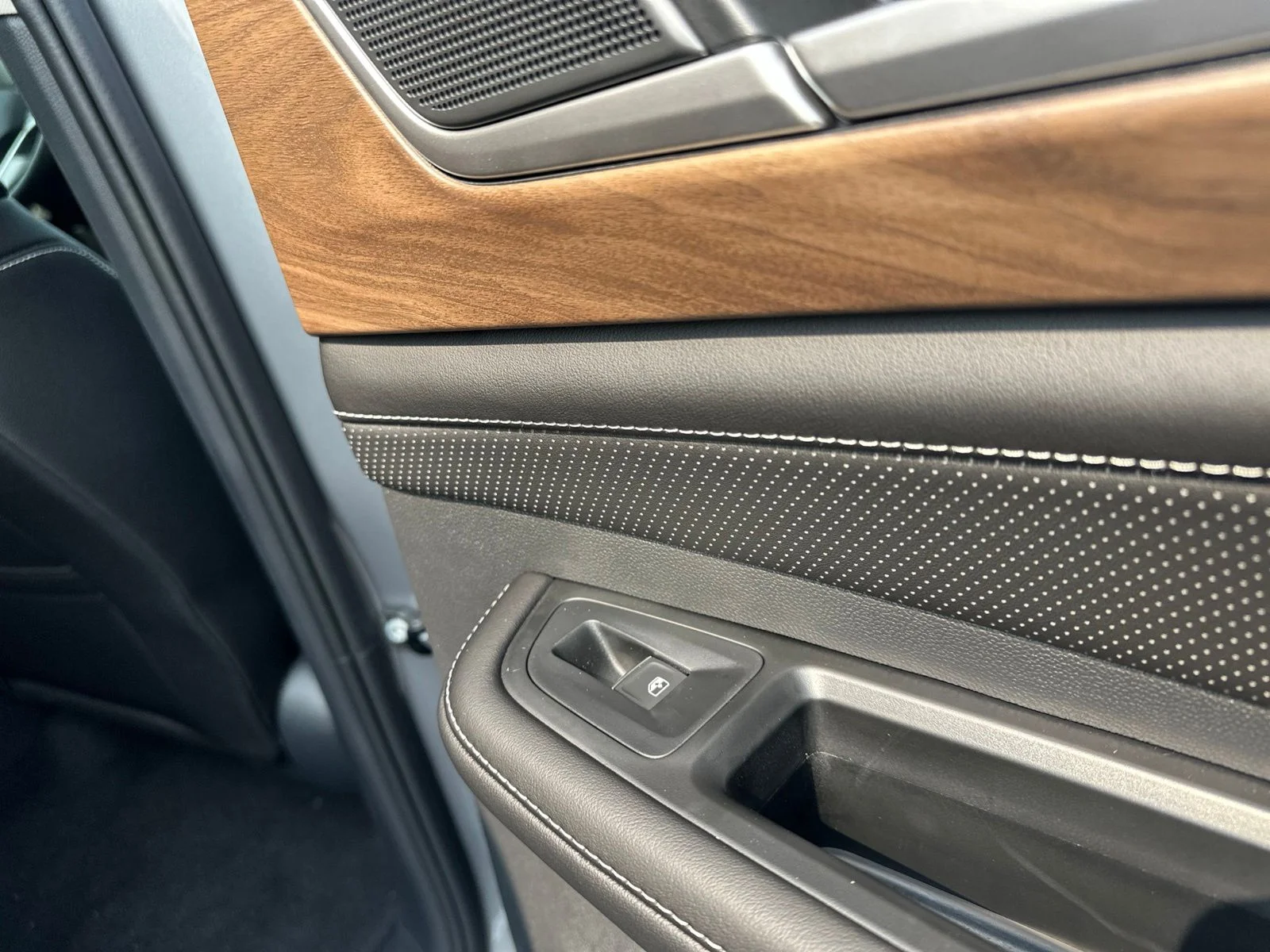 2026 Volkswagen Atlas SE w/Tech - Photo 40