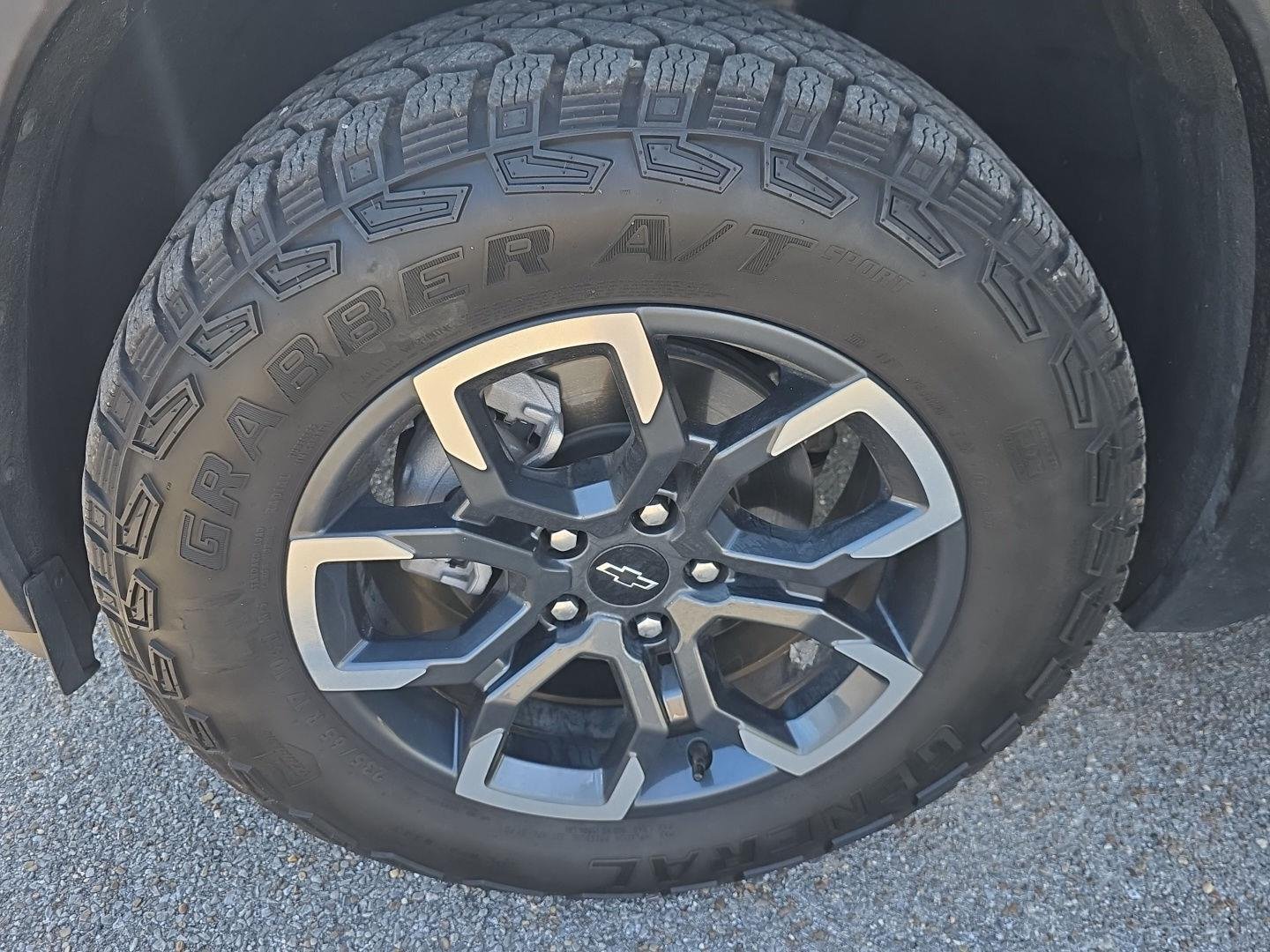 Used 2025 Sterling Gray Metallic Chevrolet AWD ACTIV image 22