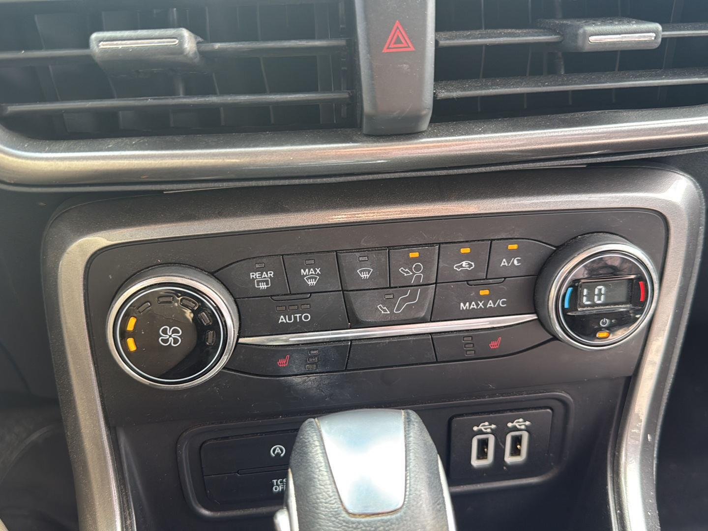 Used 2019 Diamond White Ford SE image 5