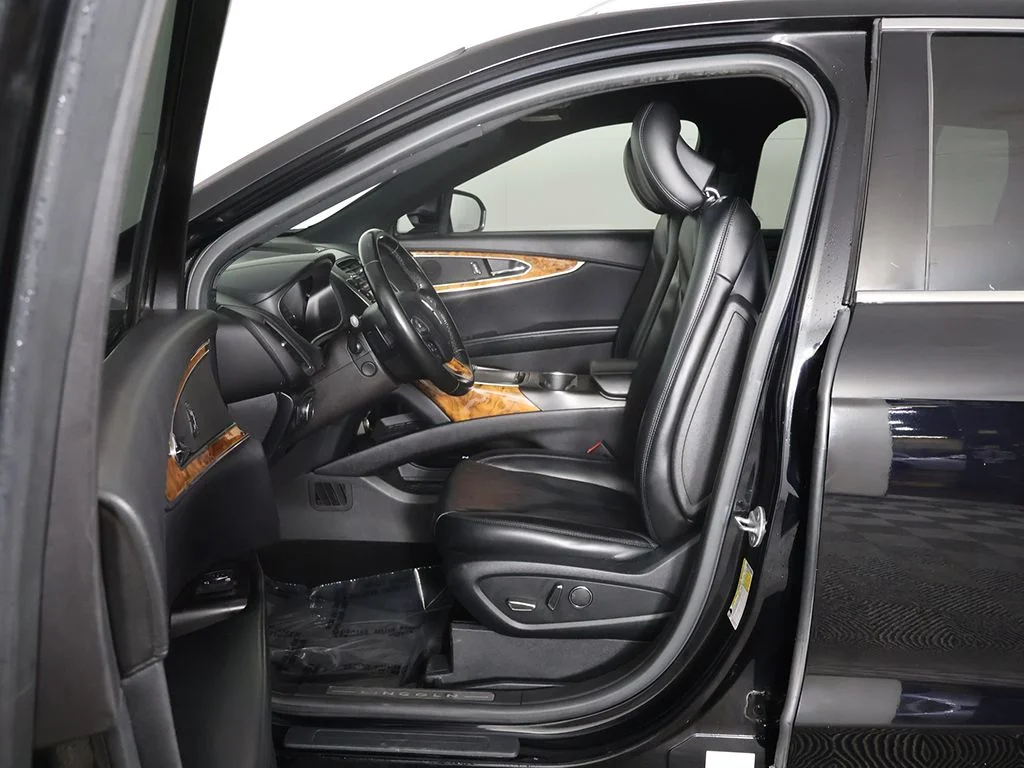 Used 2017 Black Lincoln Select image 31