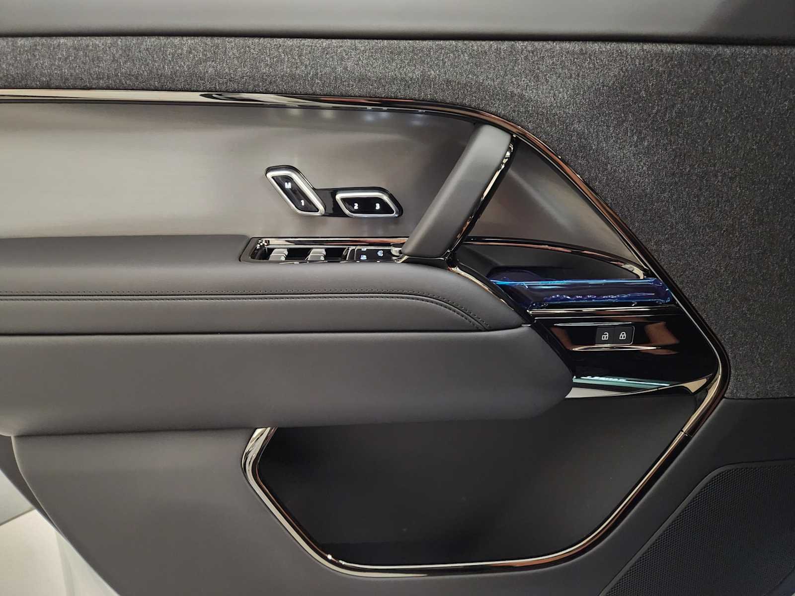 New 2026 Fuji White Land Rover Dynamic SE image 22