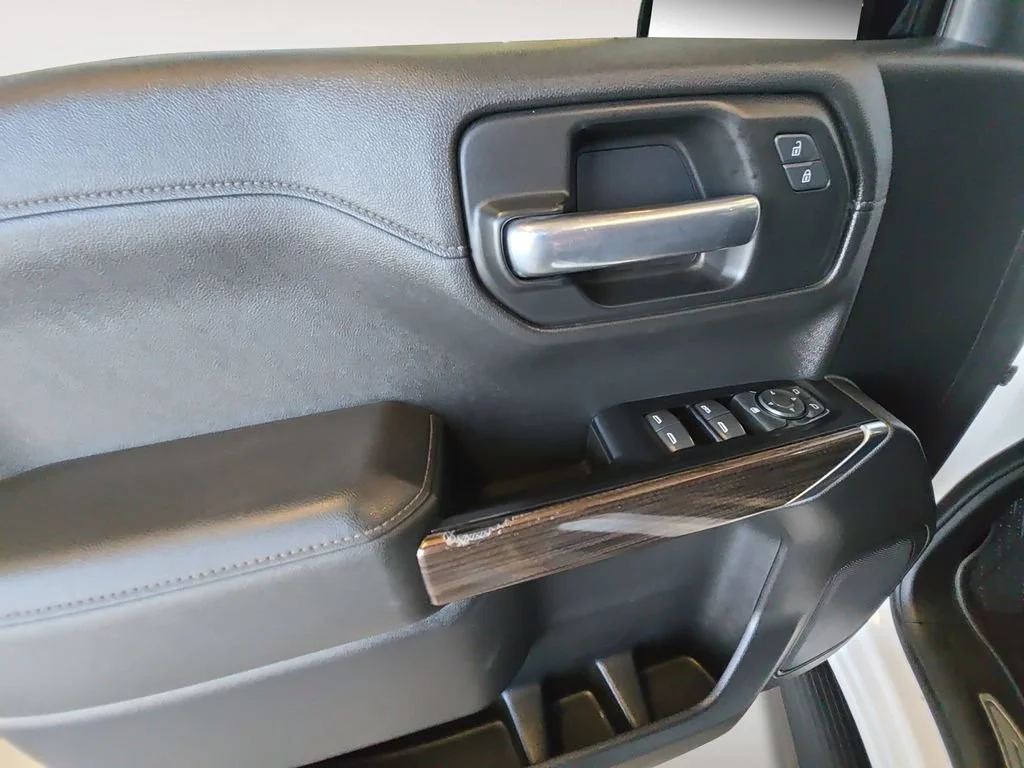 Used 2019 White Chevrolet LT image 10