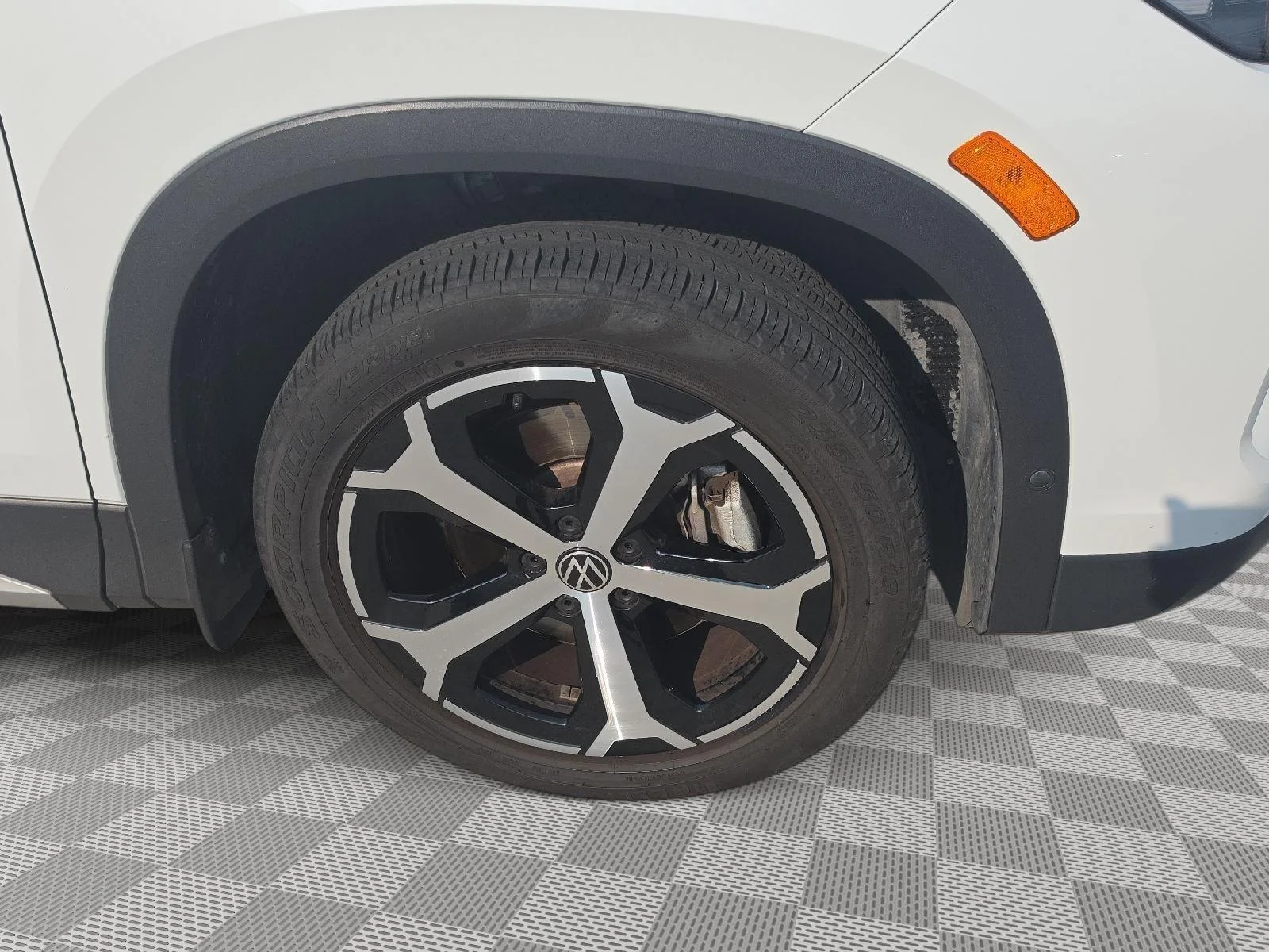 Certified Used 2025 WHITE Volkswagen SE image 19