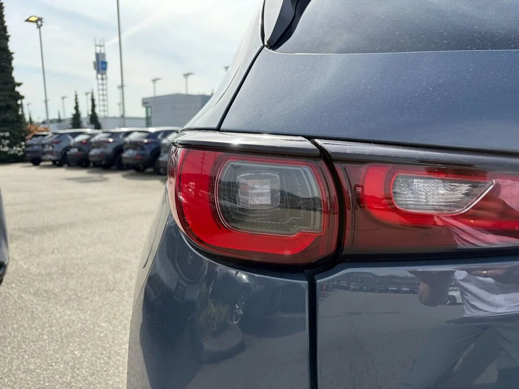 Used 2024  Mazda Signature AWD at Top of the Line. Turbo! Finance a image 8