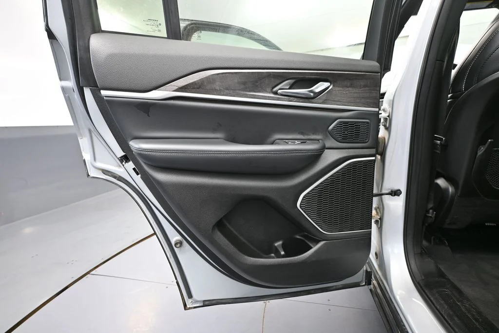 Used 2024 Silver Jeep 4xe image 30