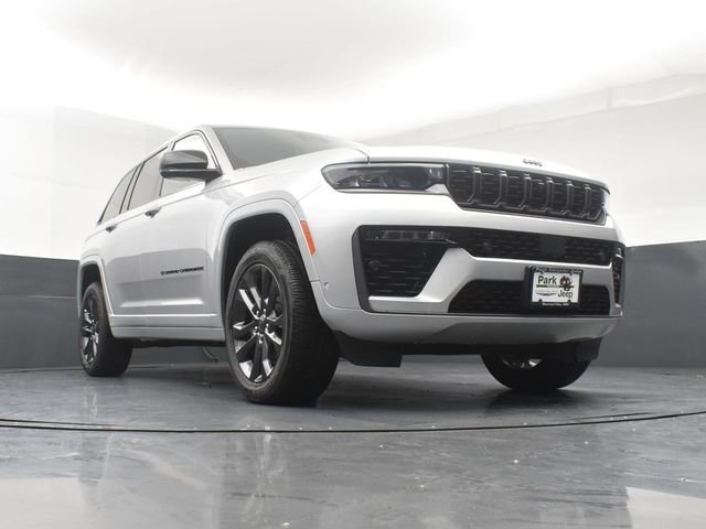 New 2026 Silver Zynith Exterior Paint Jeep Limited Reserve image 18
