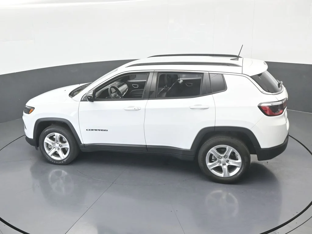 Used 2023 Bright White Clearcoat Jeep Latitude image 11