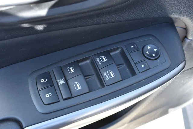 Used 2021 White Jeep Latitude Lux image 10