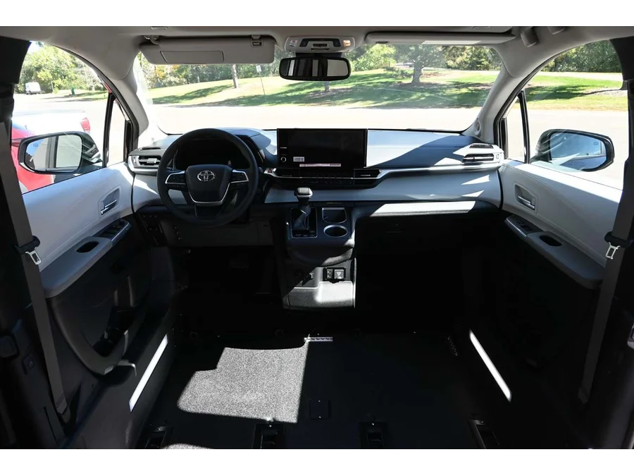 2025 Toyota Sienna XLE - Photo 21