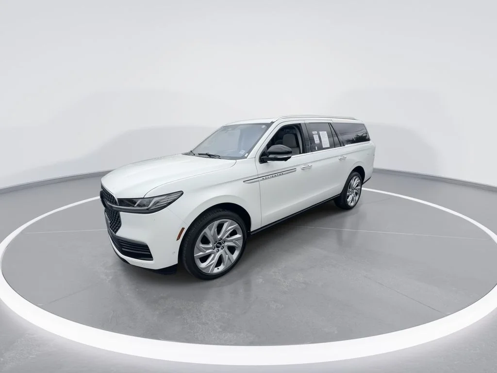 Used 2025 White Lincoln Reserve image 4