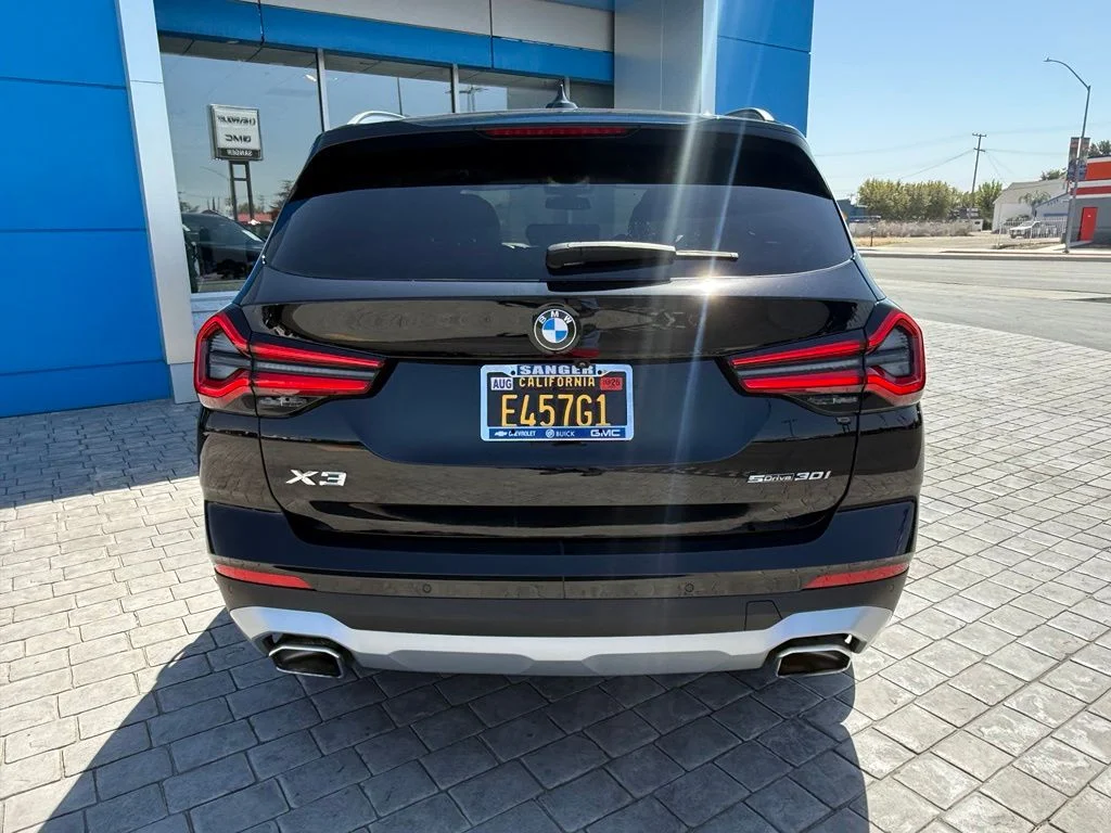 Used 2022 Black BMW sDrive30i image 9