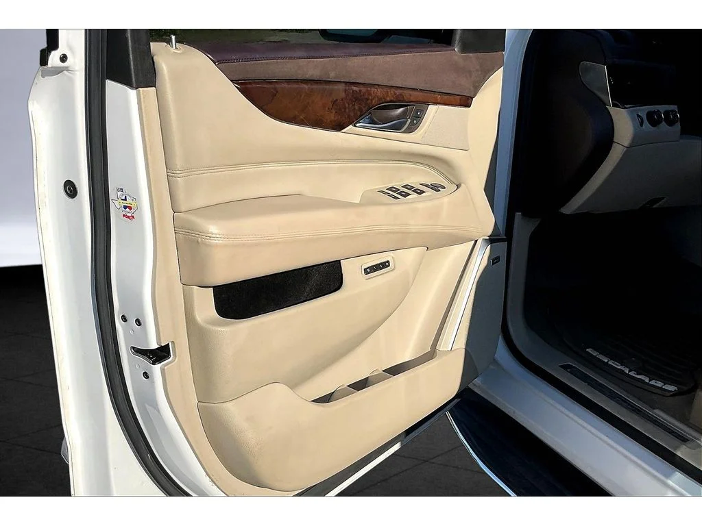 Used 2016 CRYSTAL WHITE TRICOAT Cadillac Luxury Collection image 16