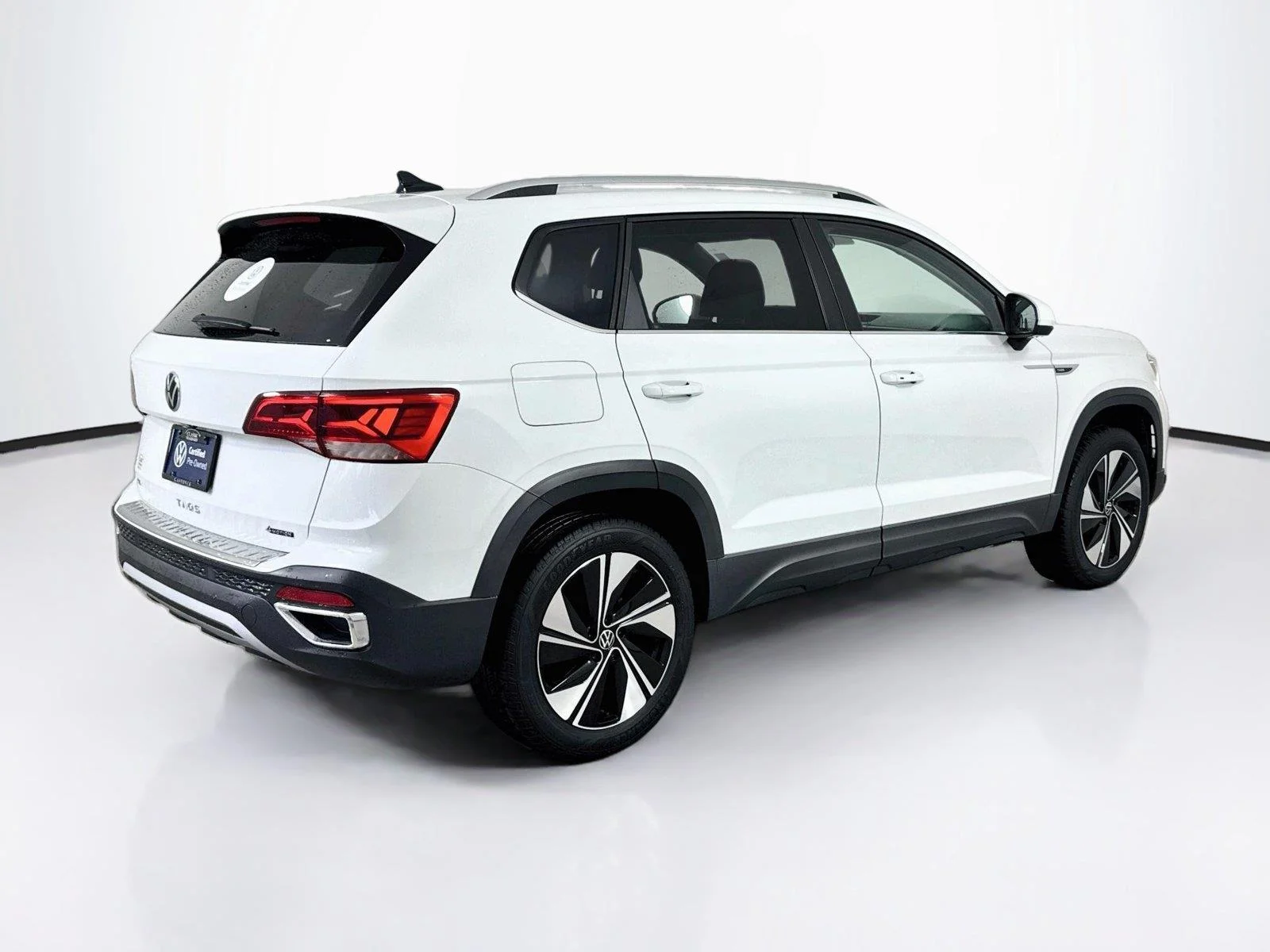 Used 2023 Pure White Volkswagen SE image 2