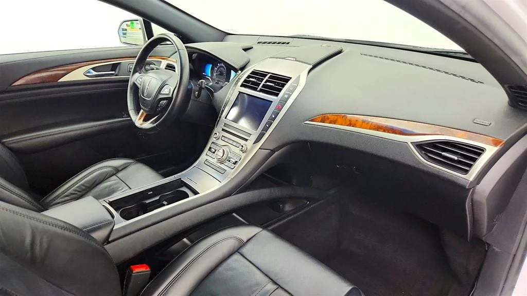 Used 2020 White Platinum Metallic Tri-Coat Lincoln Hybrid Reserve FWD image 26