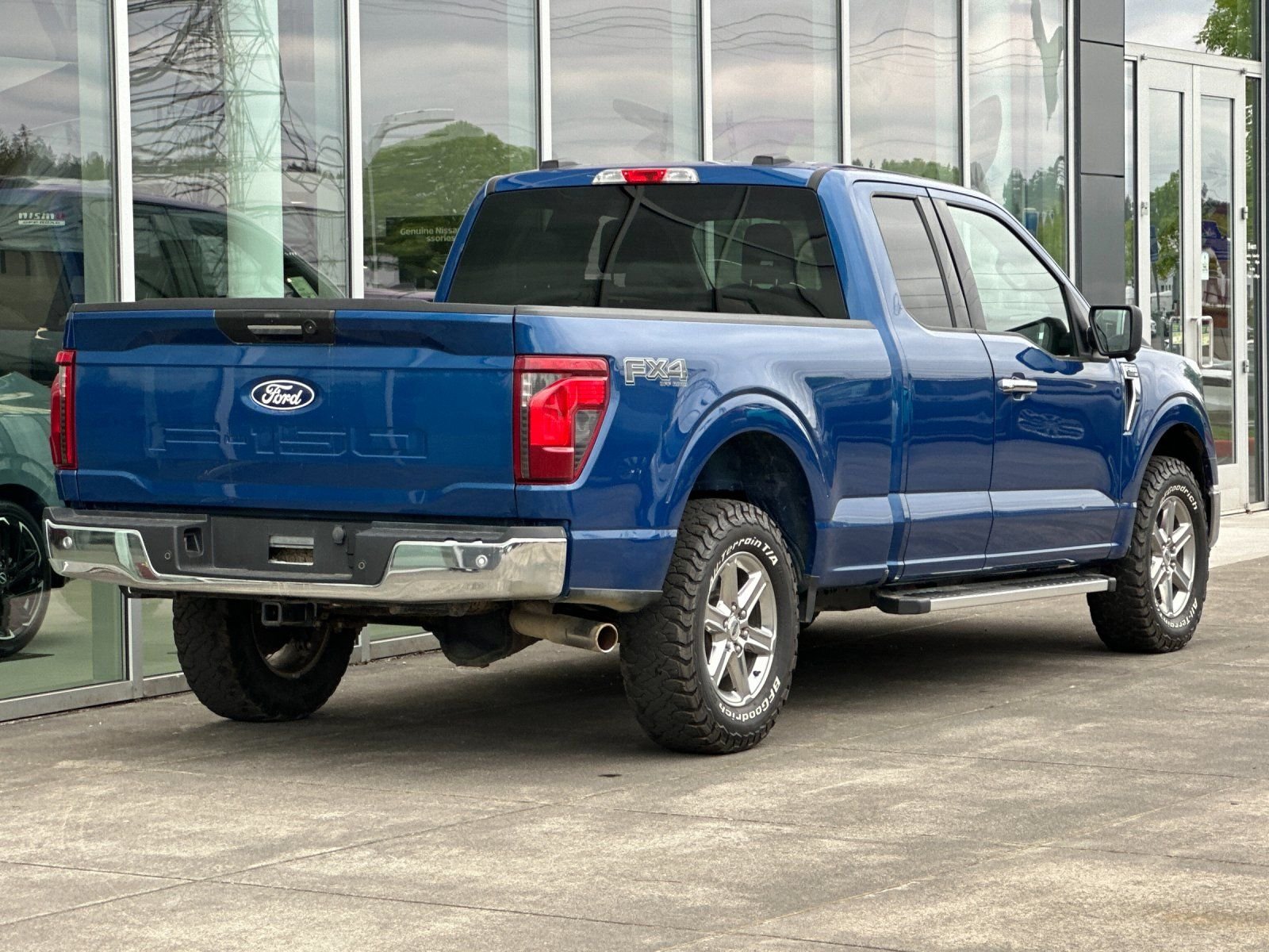 Used 2024 Atlas Blue Metallic Ford XLT image 3