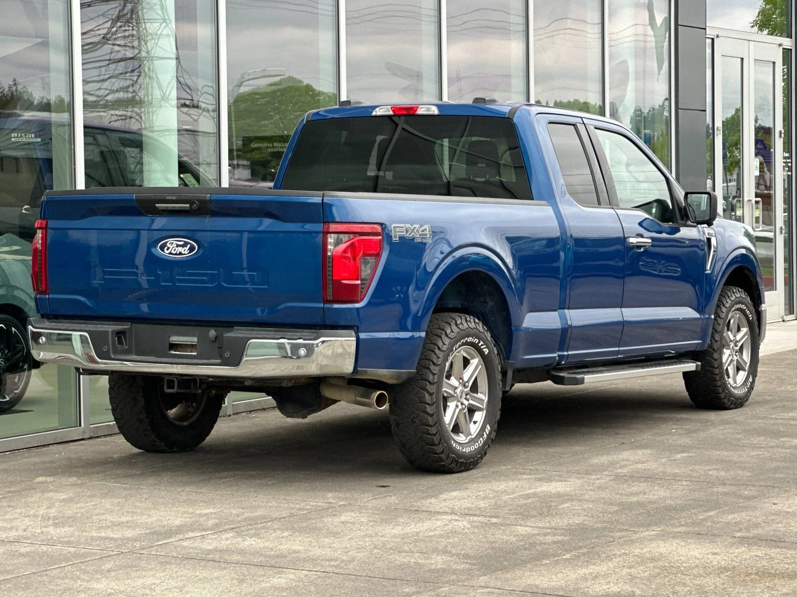 Used 2024 Atlas Blue Metallic Ford XLT image 3