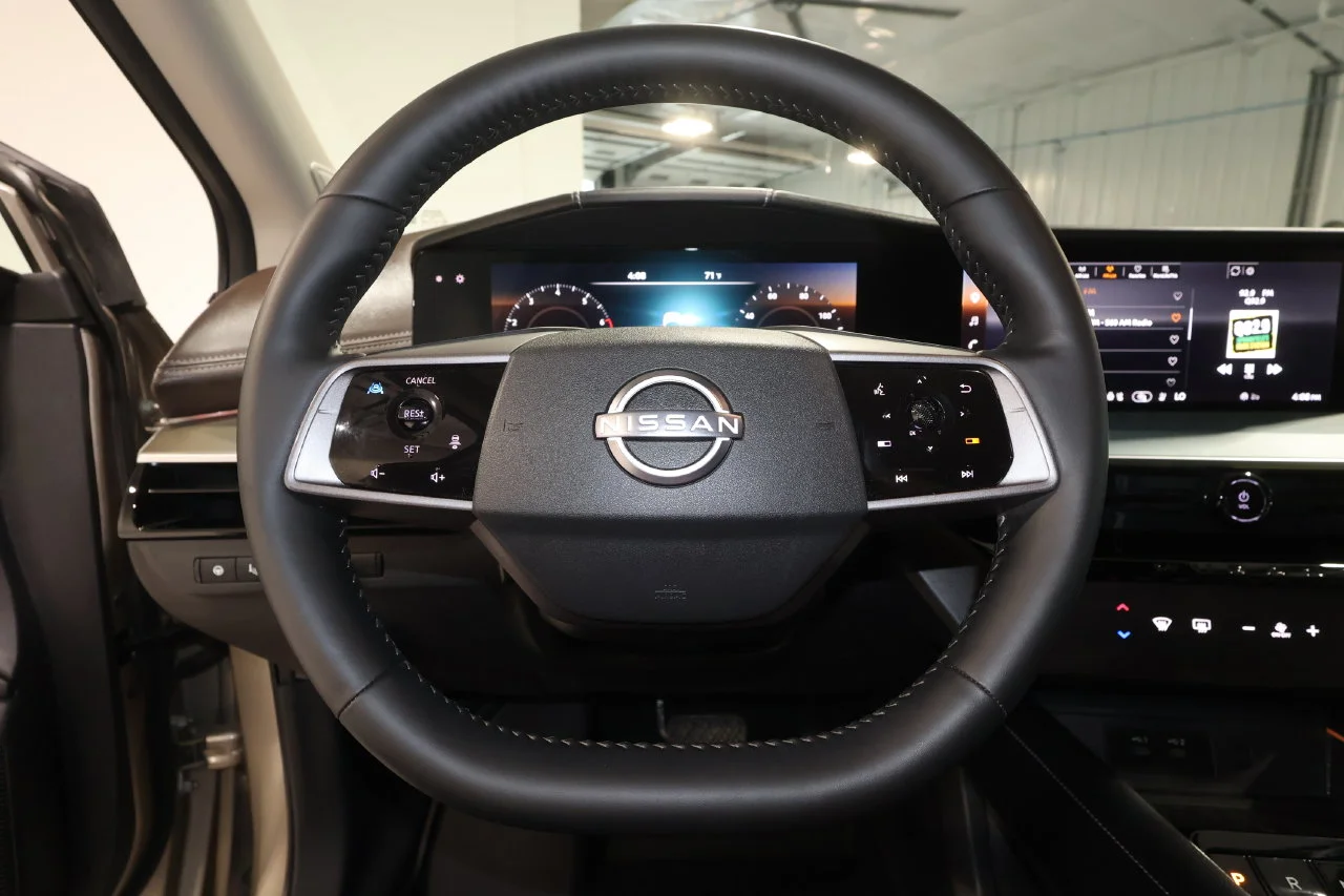 Used 2025 Gold Nissan Platinum image 10