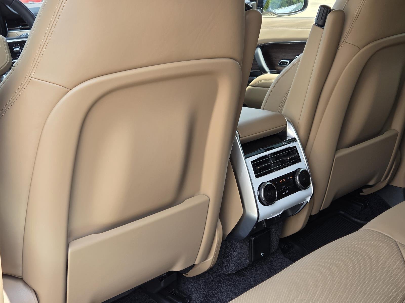 New 2026 Eiger Grey Land Rover SE image 34