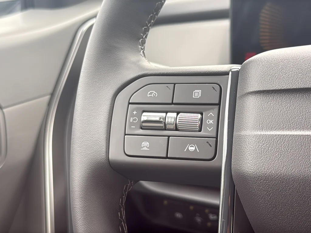New 2027 Snow White Pearl Kia LX image 47