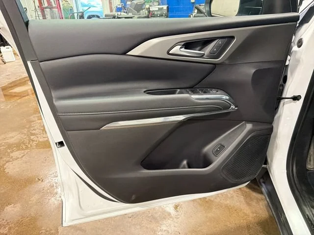 Used 2025 Summit White Chevrolet LT image 17