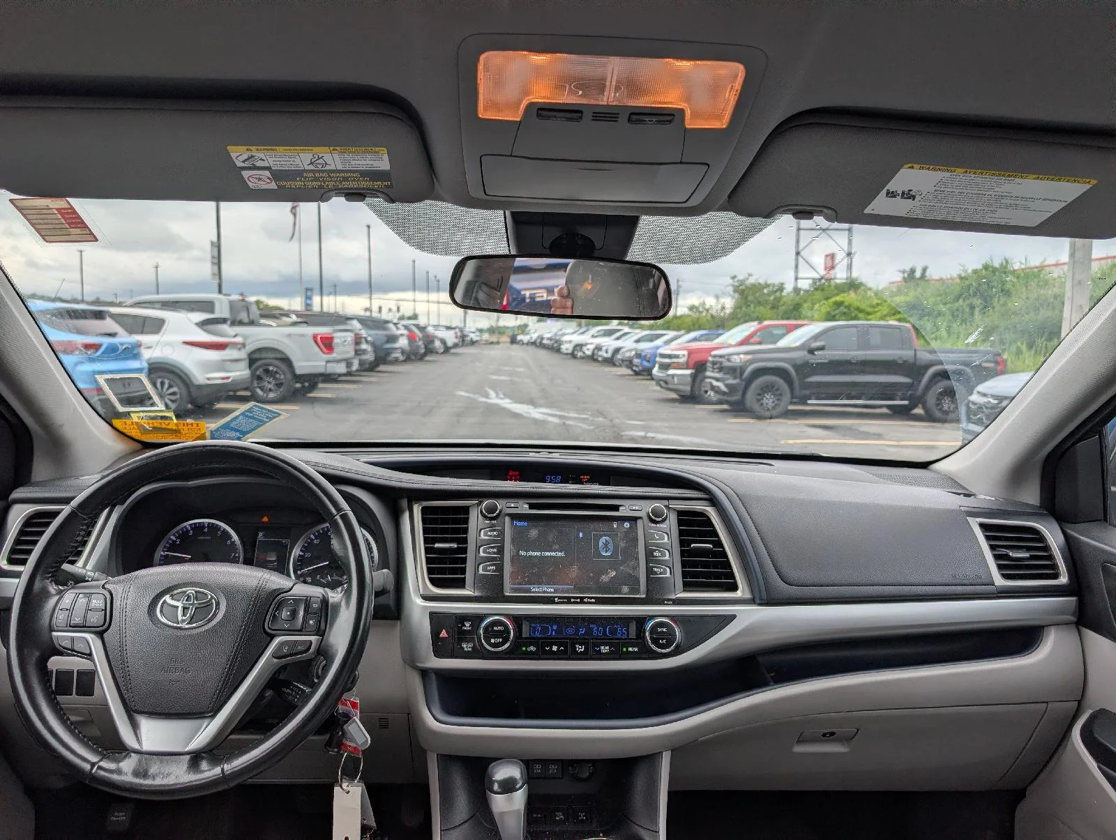 Used 2017 Gy Toyota LE image 9