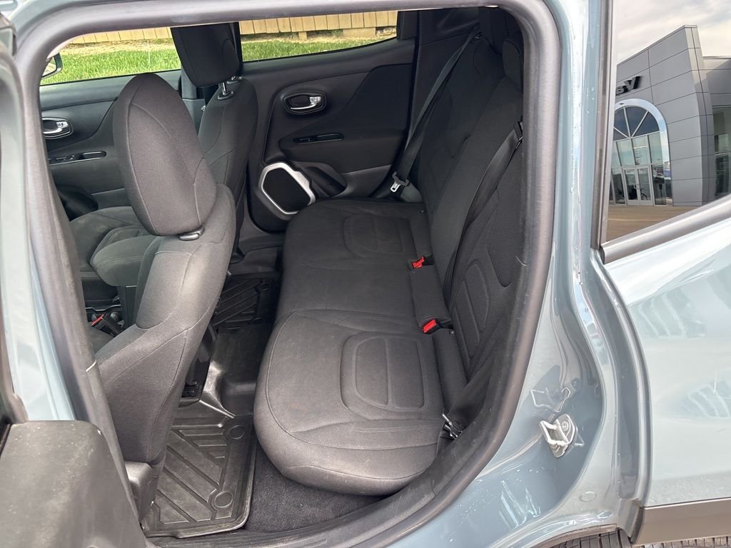 Used 2018 Gray Jeep Latitude image 10