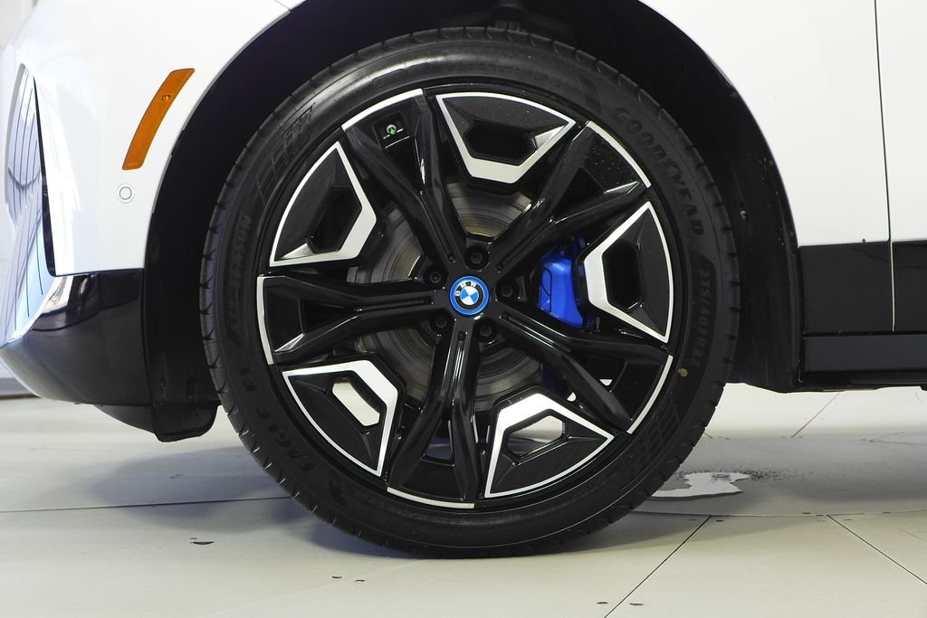 Used 2024 Mineral White Metallic BMW xDrive50 image 5