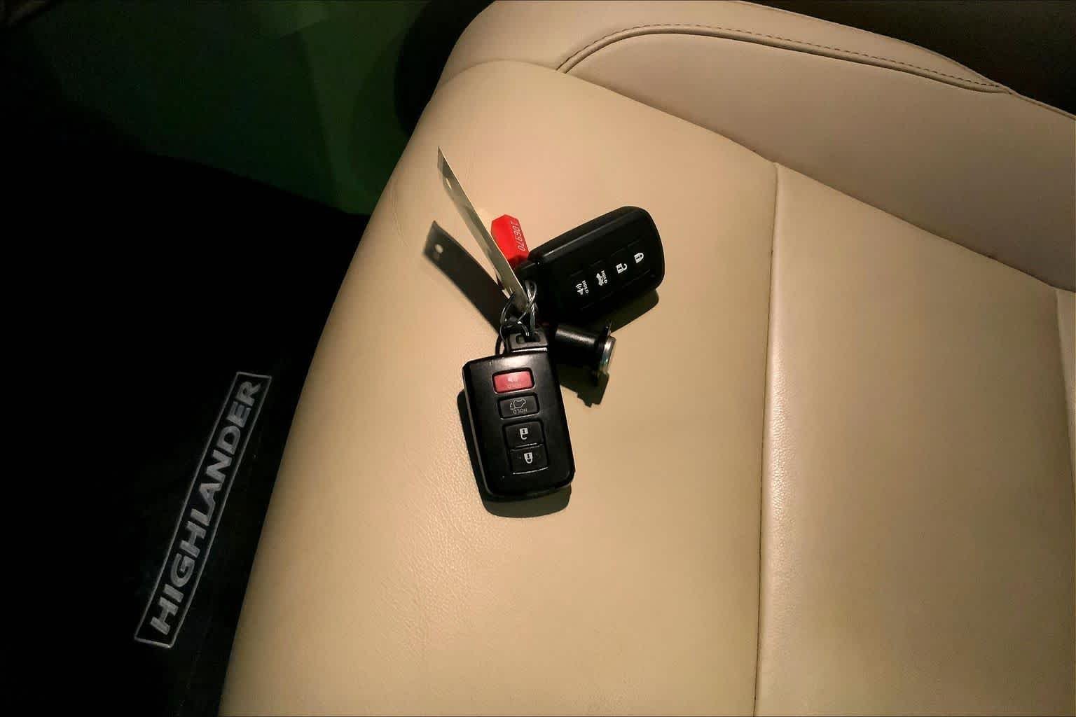 Used 2019 Blizzard Pearl Toyota XLE image 11