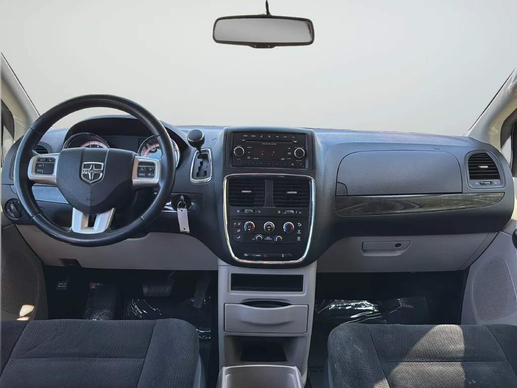 Used 2015 Silver Dodge SE image 9