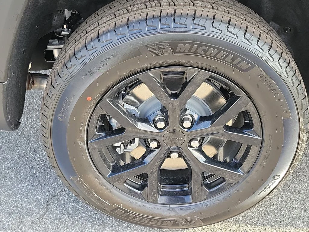 New 2026 Gray Jeep Altitude image 17