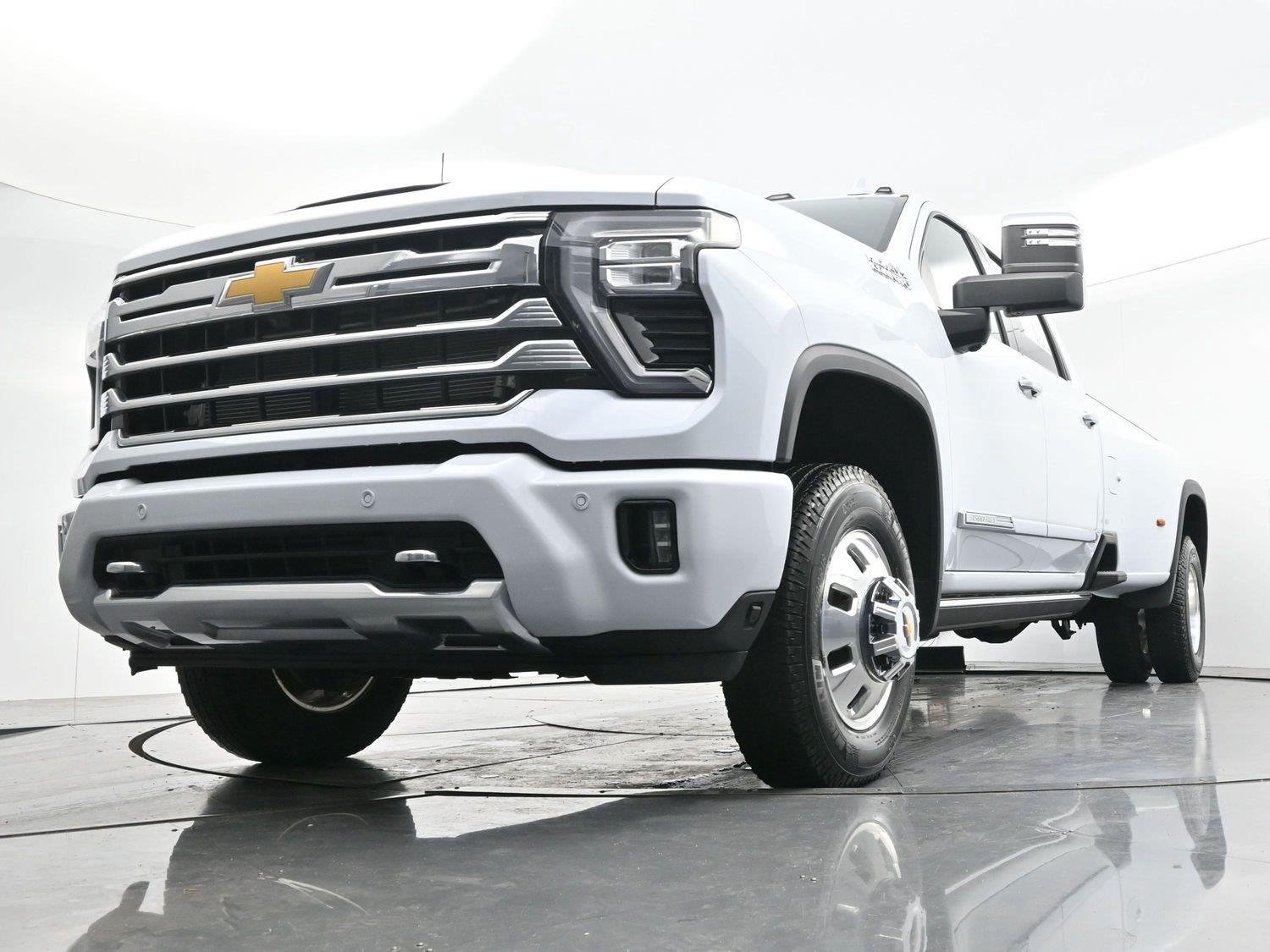 Used 2026 Polar White Tricoat Chevrolet High Country DRW image 48
