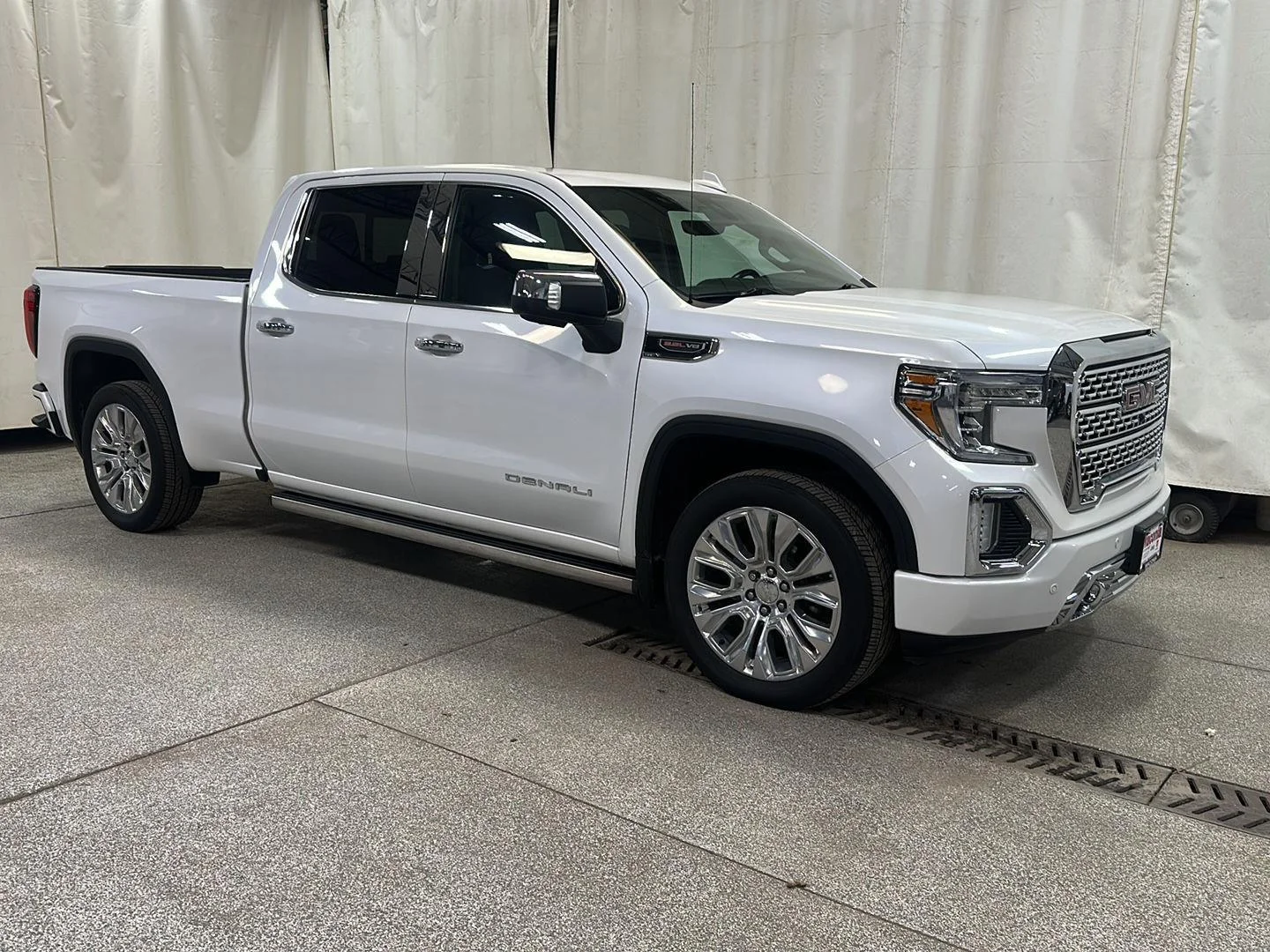 Used 2020 White Frost Tricoat GMC Denali image 8