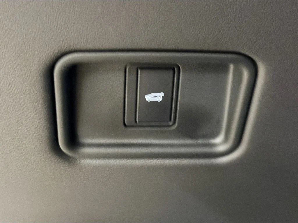 Used 2025  Land Rover SE image 11
