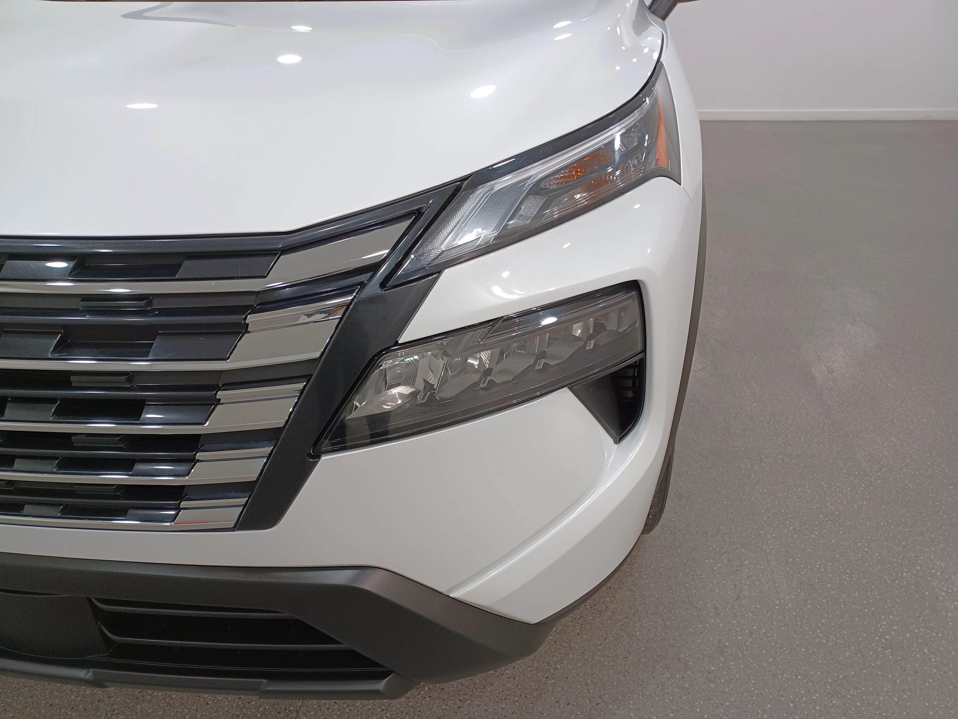 Certified Used 2025 Everest White Tricoat Pearl Nissan SV*Adaptive Cruise | Remote Start | Htd Seats | Pano Roof | Htd Wheel | Blind Spot Detection image 5