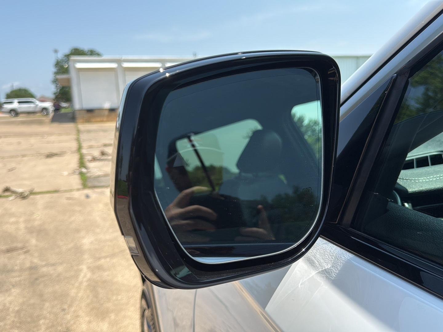 New 2026 Bright White Clear-Coat Exterior Paint Jeep Limited image 9