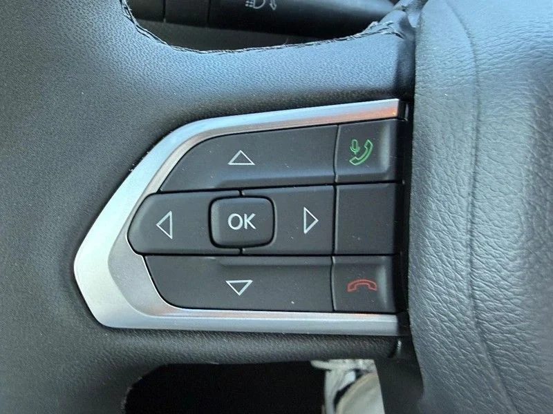 New 2026 Red Hot Pearl-Coat Exterior Paint Jeep Latitude image 12