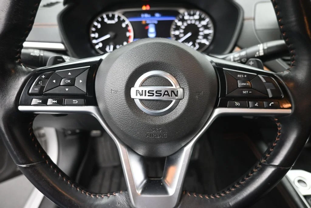 Used 2020 Silver Nissan 2.5 SR image 17