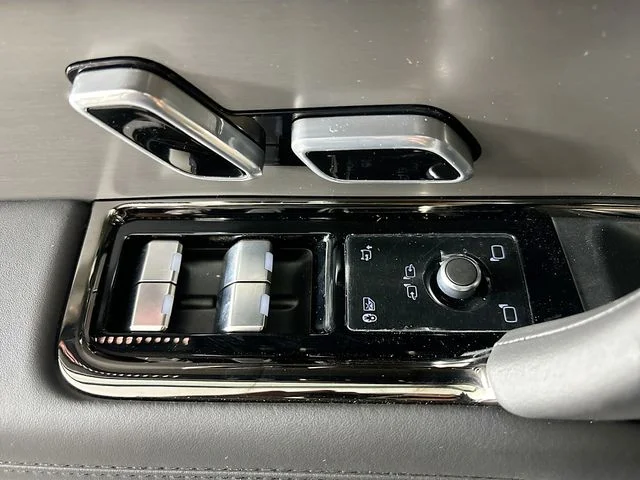 New 2026 Blue Land Rover Dynamic SE image 19